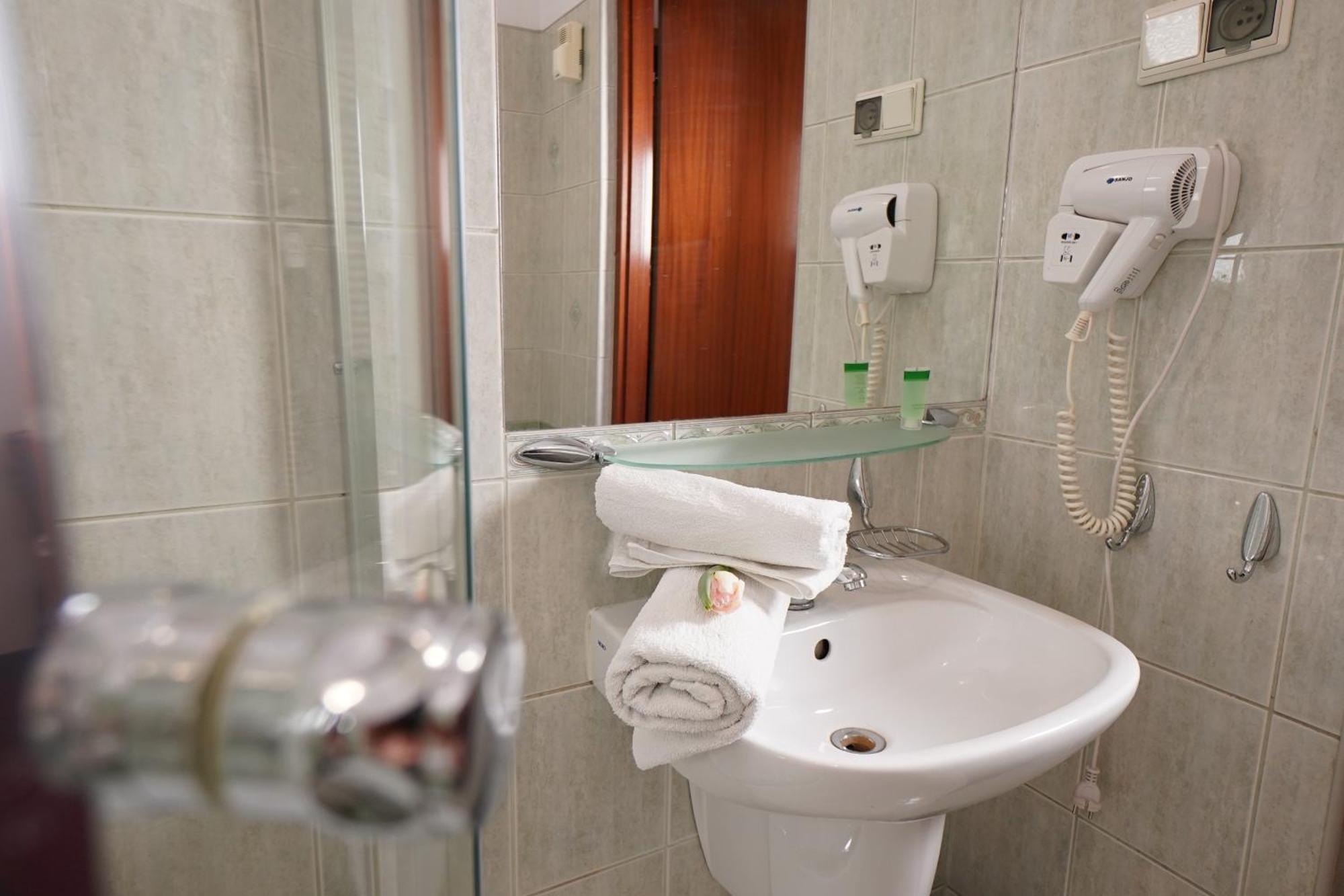 צ'סטוצ'ובה Hotel Sonex מראה חיצוני תמונה