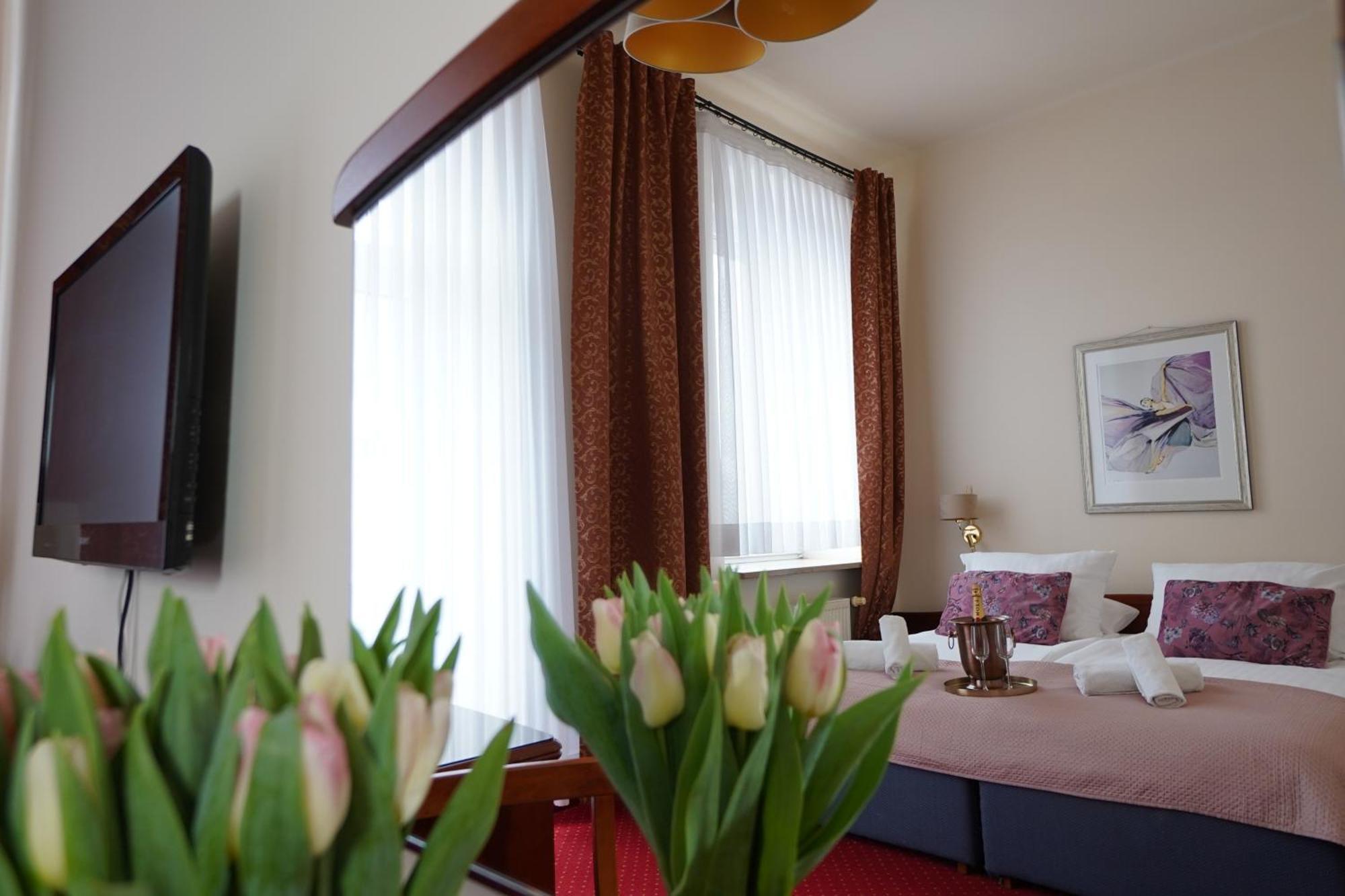 צ'סטוצ'ובה Hotel Sonex מראה חיצוני תמונה